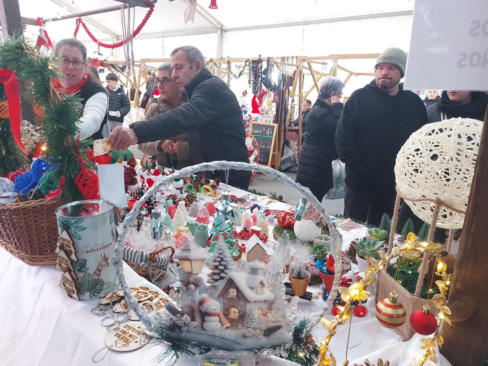 En imágenes: Así era el mercadillo navideño de Tineo