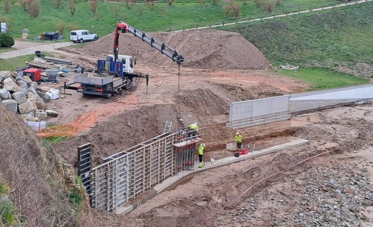 avanza la obra de remodelación de los accesos a la playa de Tapia