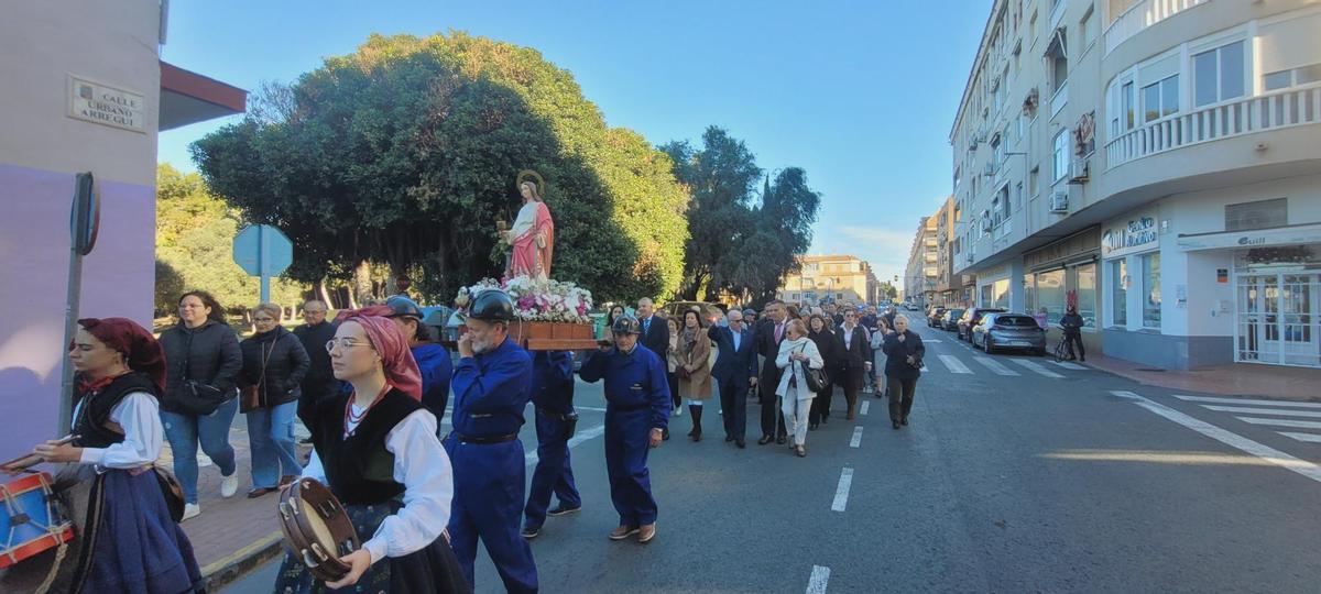 Procesión de Santa Bárbara desde la sede del Centro Asturiano de Torrevieja hasta la iglesia parroquial de San Roque y Santa Ana.