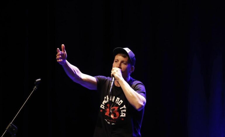 GRISON REVUELTA GIJÓN | Grison, de la «La Revuelta», debuta en Gijón con «En bucle»: «Invitaría a Lucas, de ‘Andy y Lucas’ y me haría dos o tres temas con él»