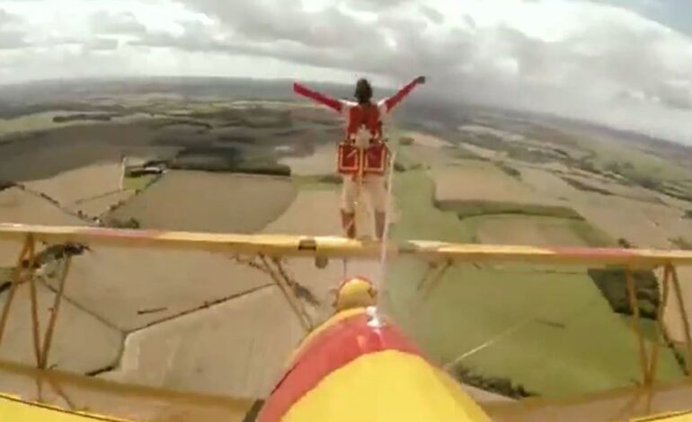 Ainhoa Sánchez, la bailarina que danza sobre aviones a 600 metros de altura y a 150km/h