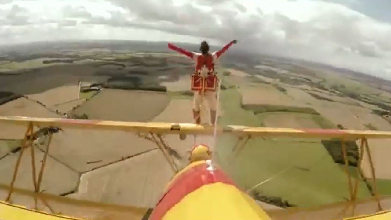 Ainhoa Sánchez, la bailarina que danza sobre aviones a 600 metros de altura y a 150km/h