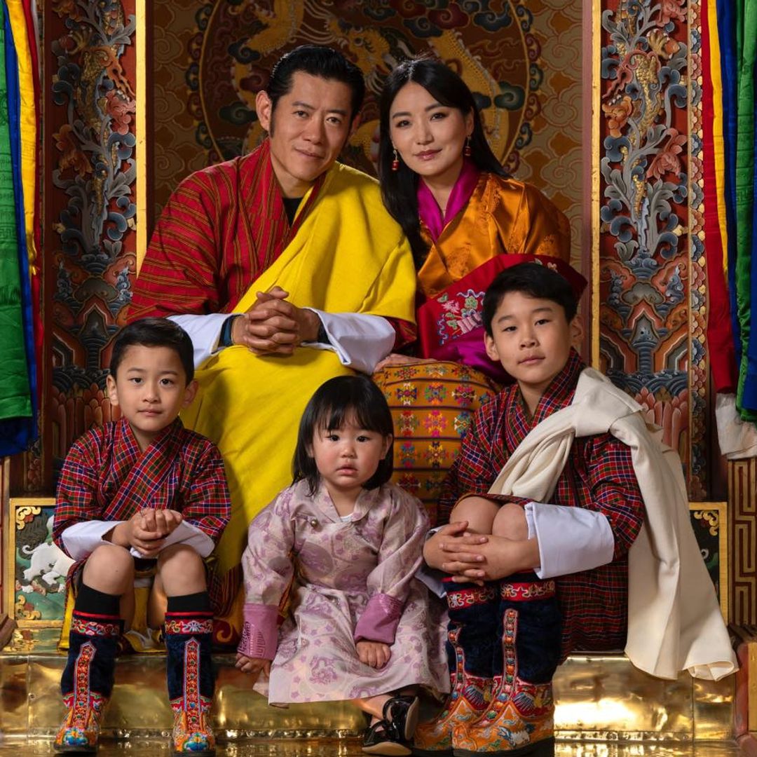 Los reyes de Bután con sus tres hijos dragón