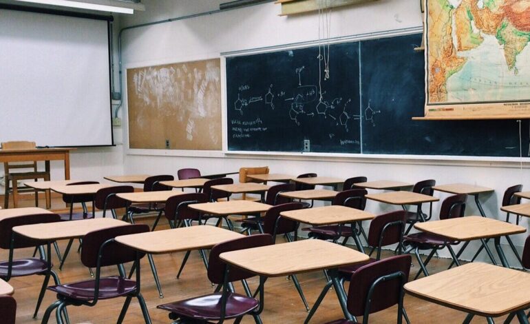 El SEPE ofrece casi 300 plazas en colegios con jornadas de solo 3 horas y sueldos de hasta 16.500 euros al año