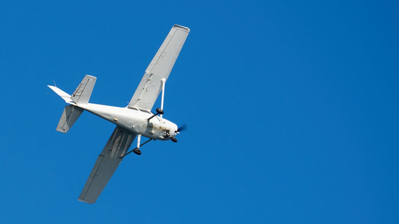 Mueren cuatro jóvenes de entre 18 y 25 años tras estrellarse una avioneta en la frontera con España