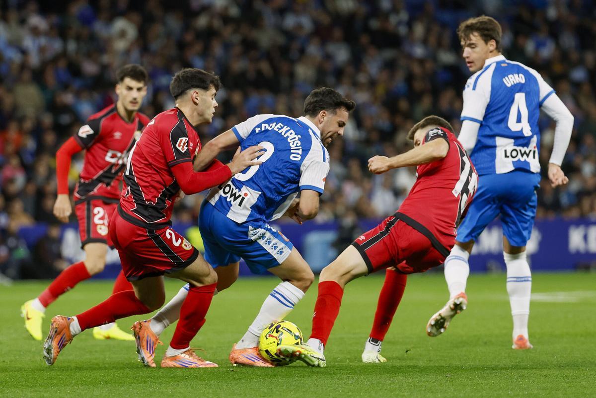 BARCELONA, 12/07/2025.- El centrocampista del Espanyol Eduardo Expósito, y el centrocampista del Rayo Vallecano Gerard Gumbau, durante el partido de fútbol de LaLiga que disputan este domingo el RCD Espayol y el Rayo Vallecano en el Estadio RCDE, de Barcelona. EFE/Toni Albir
