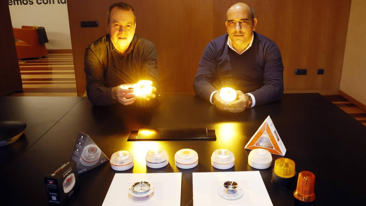 TRÁFICO | BALIZA V16 | Los exguardia civiles Jorge Torre y Jorge Costa, inventores gallegos de la baliza geolocalizada V-16