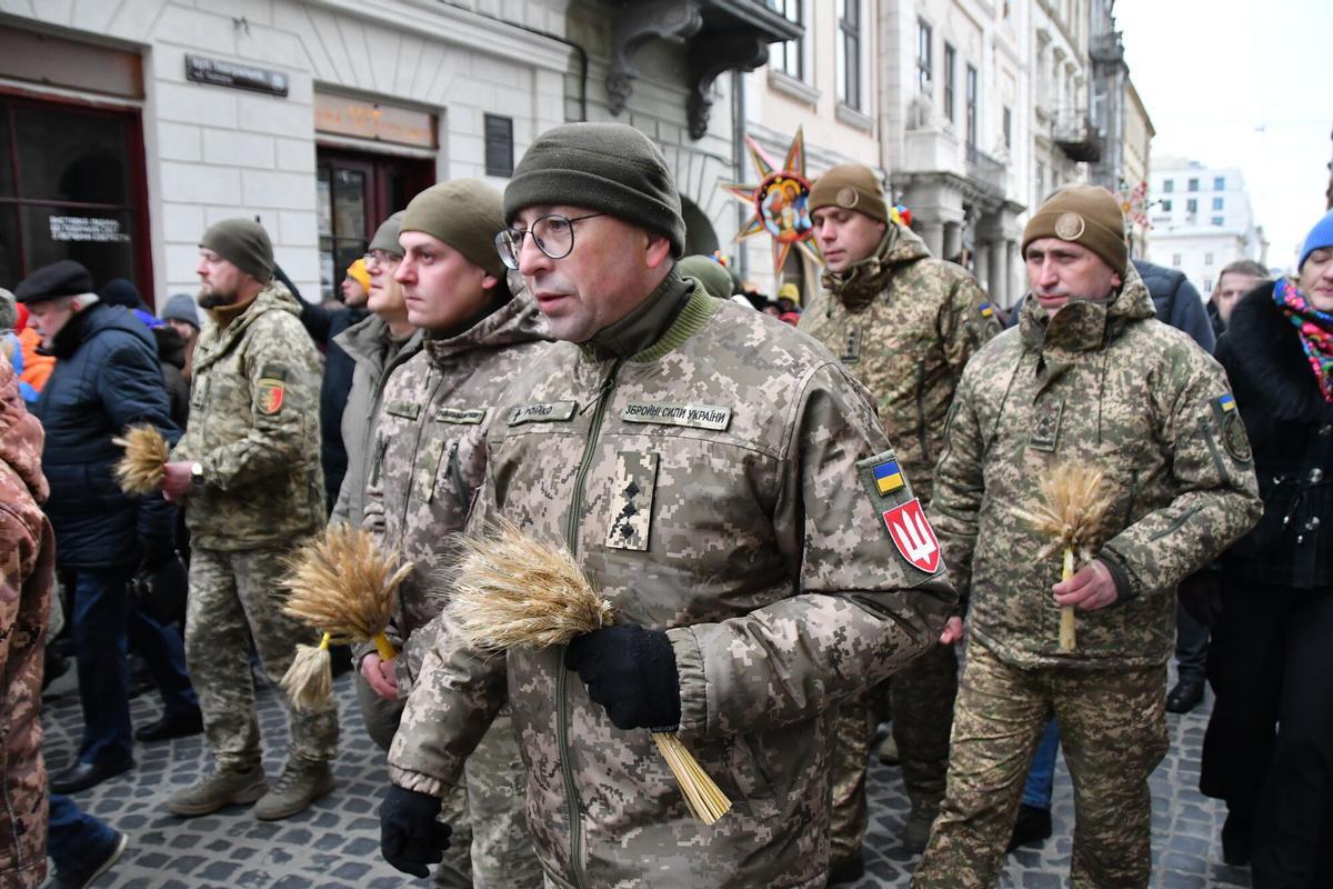 Militares ucranianos asisten a un desfile en la víspera de Navidad ortodoxa en el centro de Lviv, Ucrania, el miércoles 24 de diciembre de 2025. (Foto AP/Mykola Tys)
