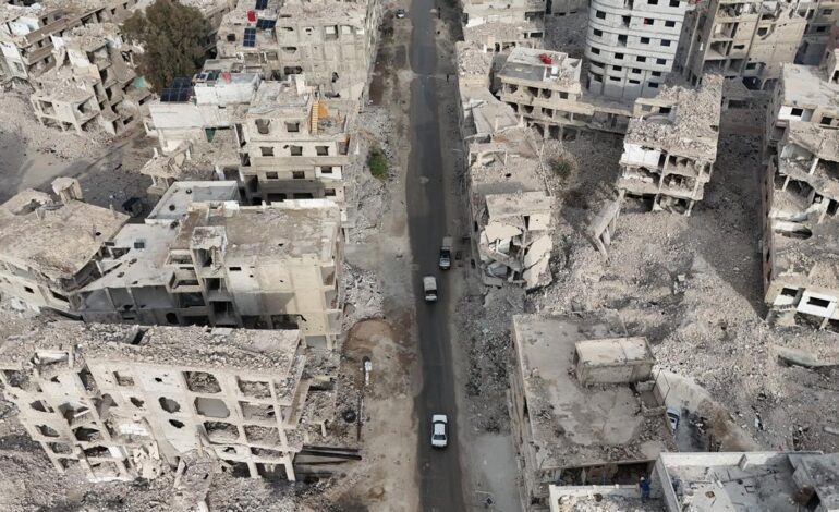 Siria lucha por reconstruirse entre el temor a un reinicio de la violencia un año después de la caída de Asad