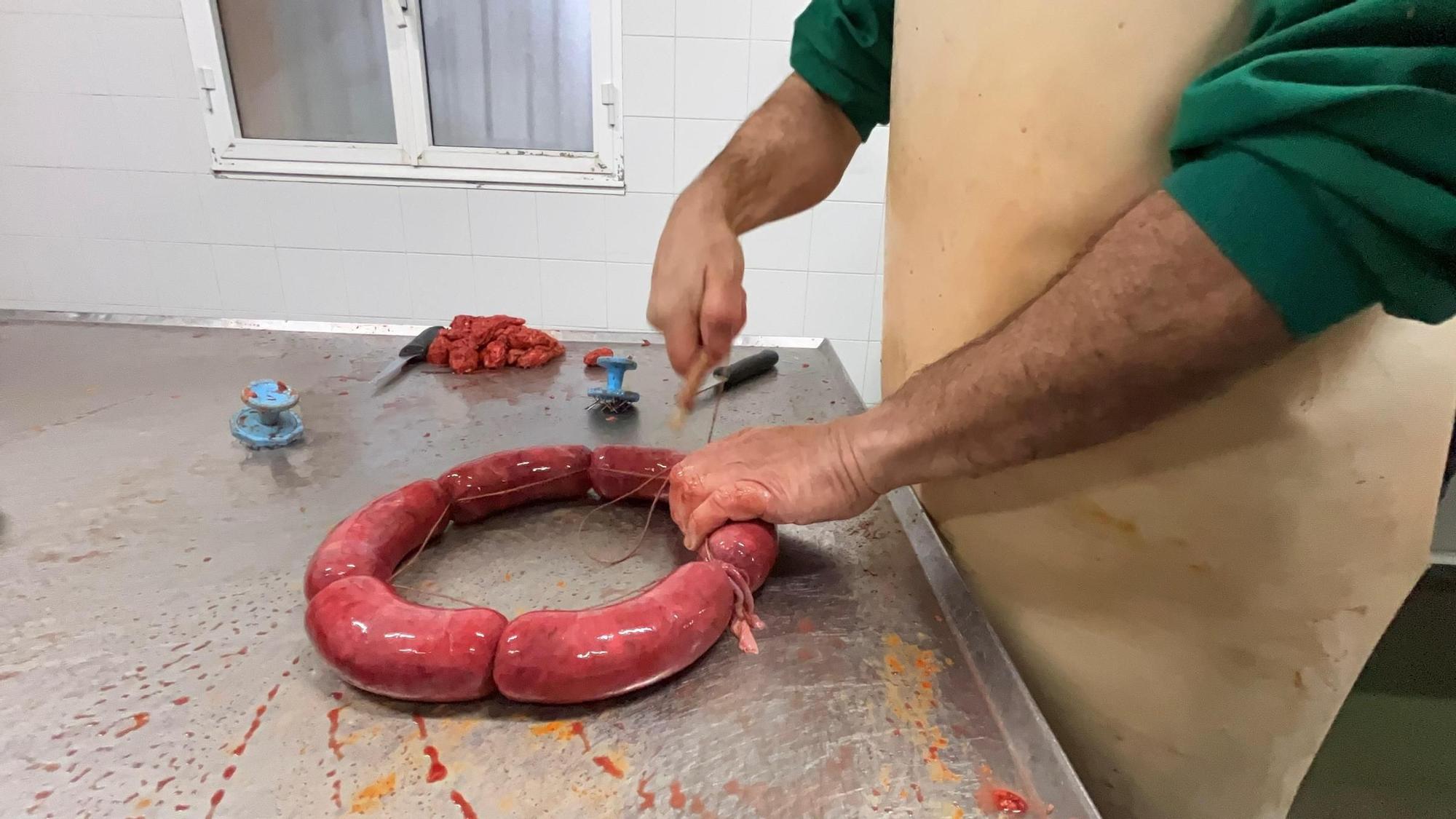 EN FOTOS: Así elaboran embutidos en La Venta, una empresa de Mallecina (Salas) con más de 70 años de historia