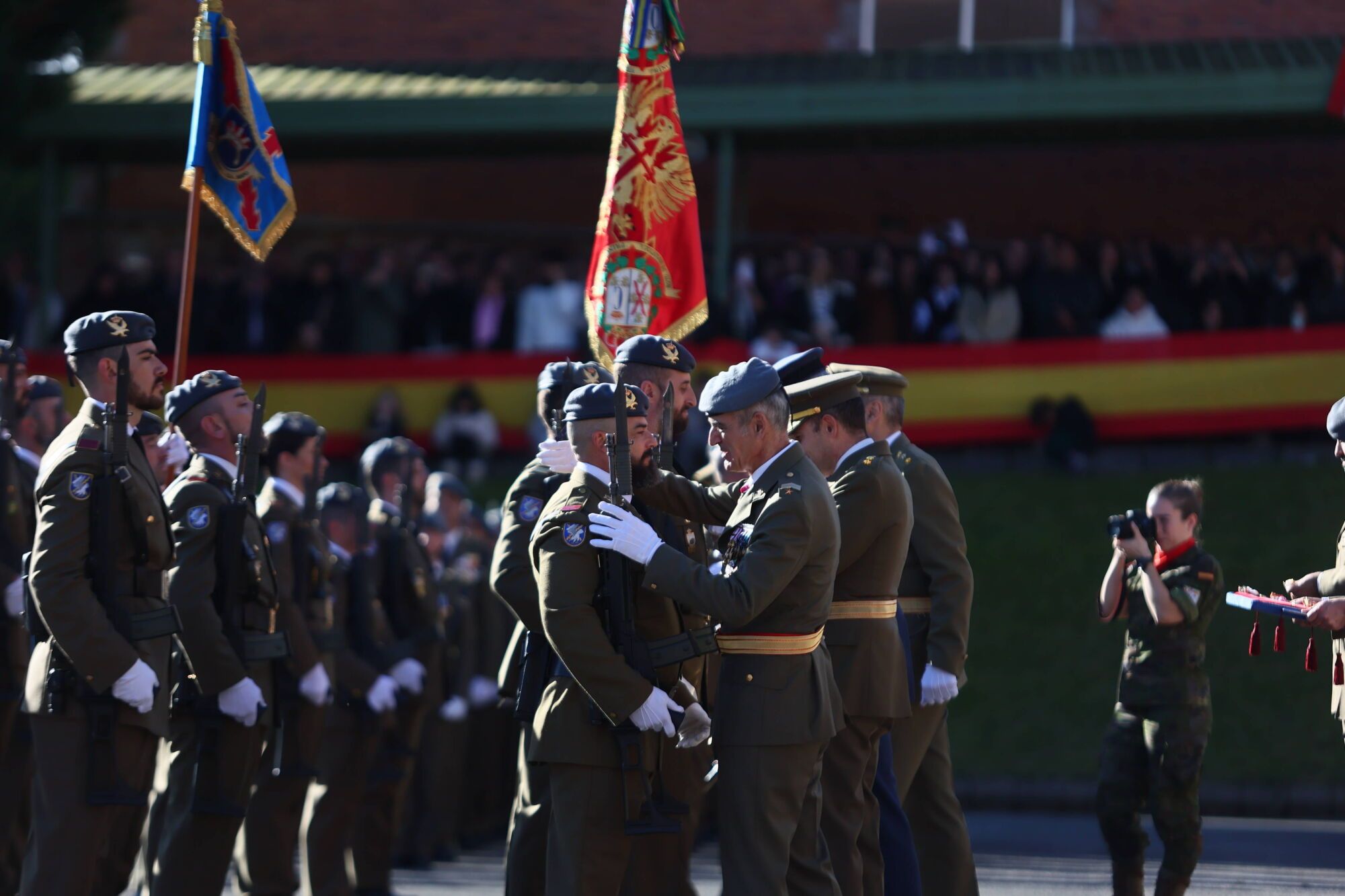 EN IMÁGENES: El acuartelamiento "Cabo Noval" se vistió esta mañana de gala para celebrar el día de la Inmaculada
