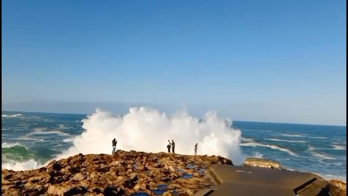 Rescatado un joven en A Coruña tras ser arrastrado al mar por una ola