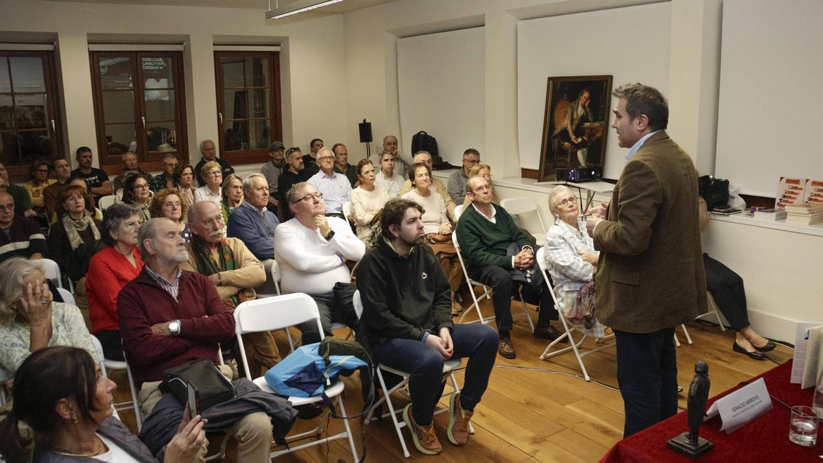 El historiador Francisco García Campa departe en el Ateneo Jovellanos sobre los conflictos mundiales