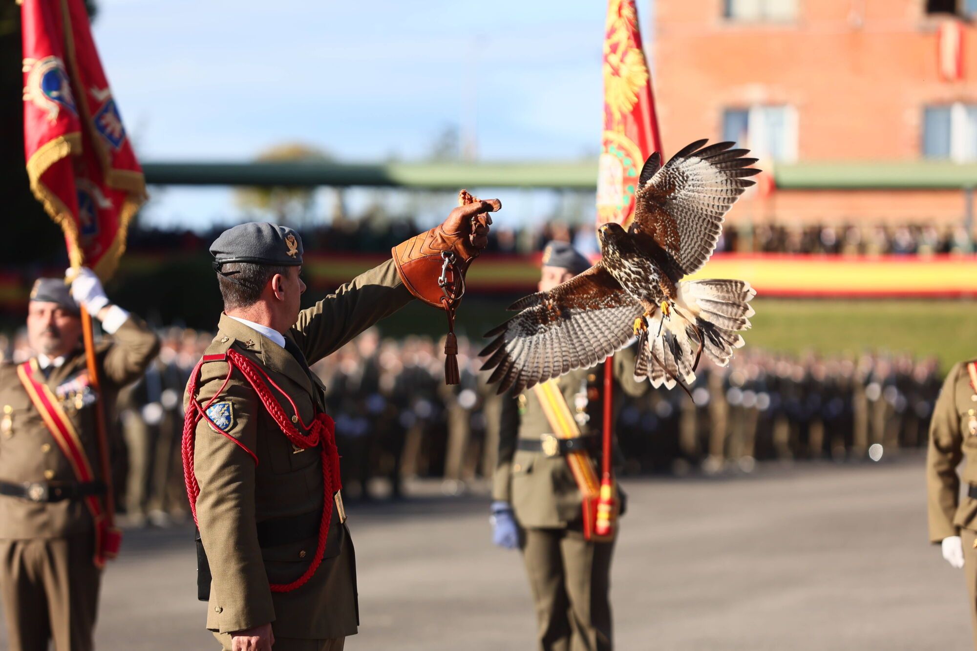 EN IMÁGENES: El acuartelamiento "Cabo Noval" se vistió esta mañana de gala para celebrar el día de la Inmaculada