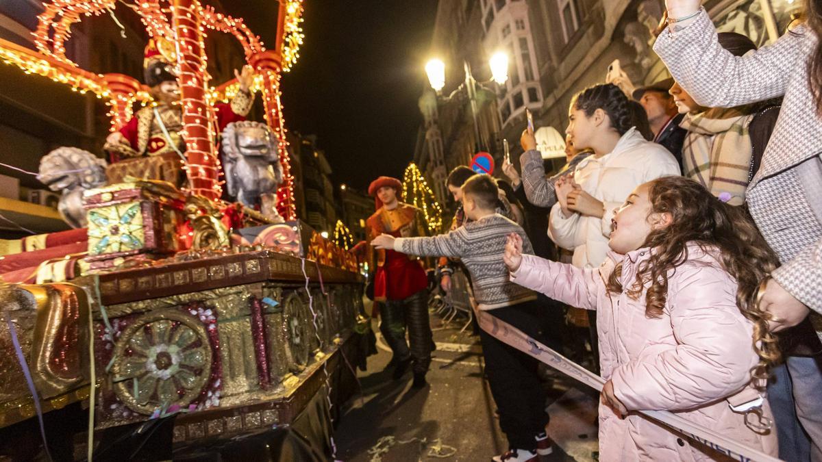 Un empresario, un sociólogo y un piloto, los ayudantes especiales de los Reyes Magos en Oviedo