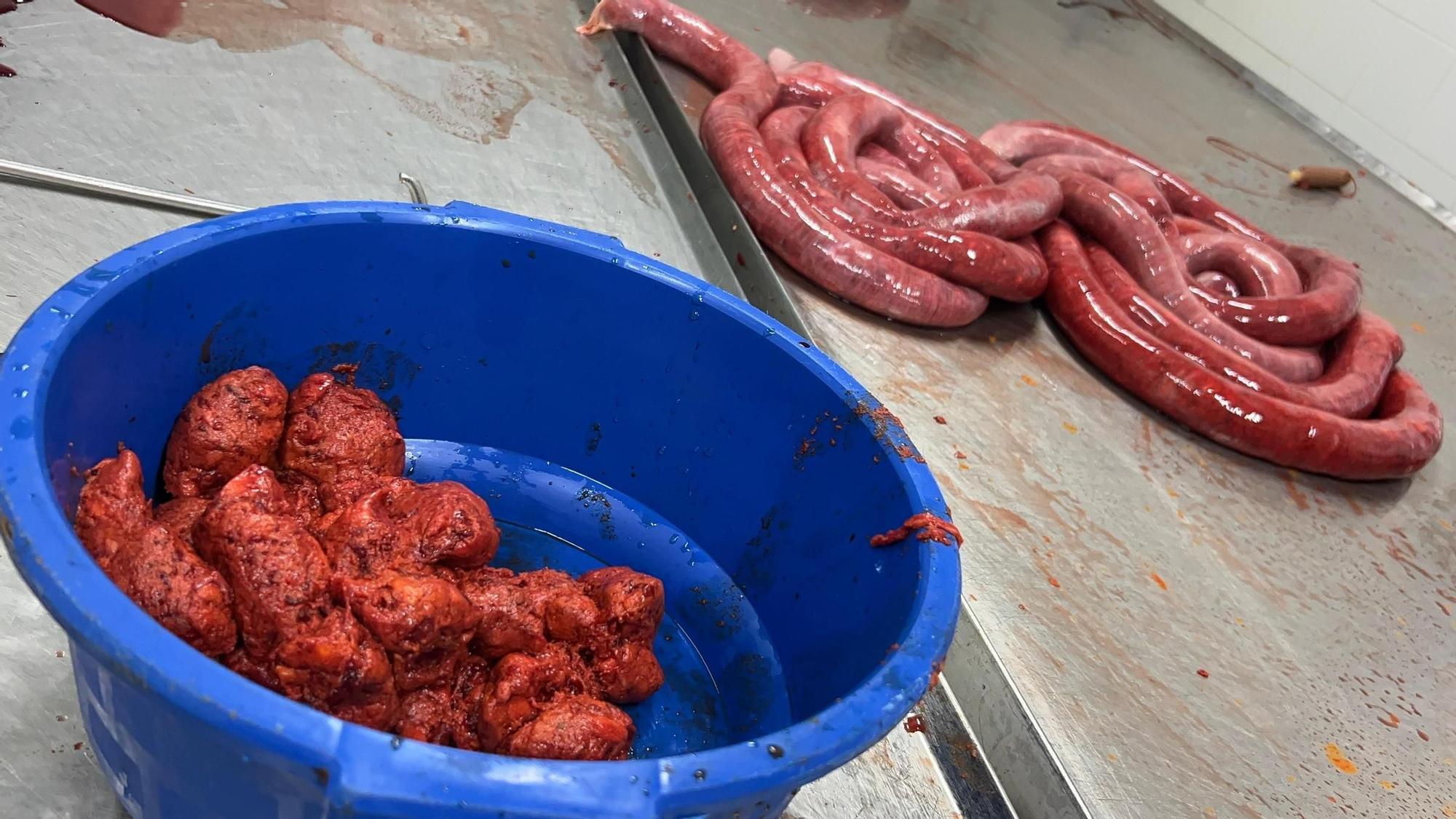 EN FOTOS: Así elaboran embutidos en La Venta, una empresa de Mallecina (Salas) con más de 70 años de historia