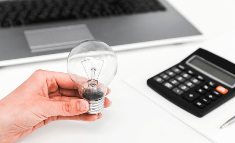 Tu factura de la luz bajará un 10% a partir de enero, según ha confirmado el Gobierno