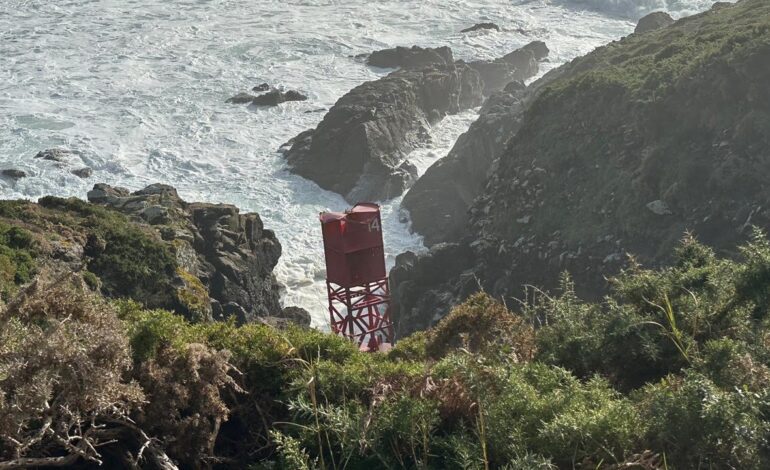 Aparece una baliza de Estados Unidos encajada en las rocas de una playa en A Coruña
