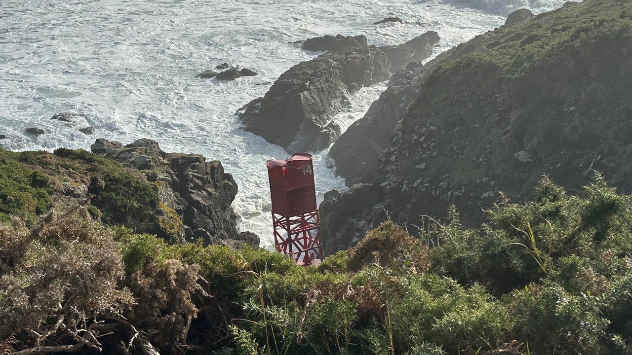 Aparece una baliza de Estados Unidos encajada en las rocas de una playa en A Coruña