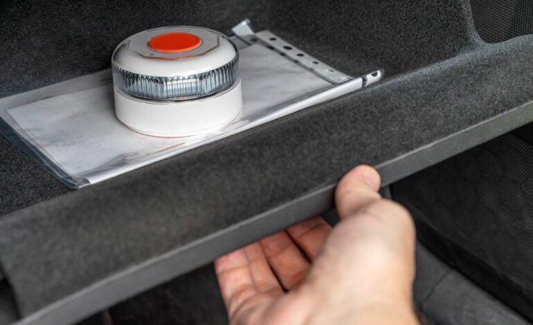 ¿Cuál es la multa por no llevar la baliza V-16 obligatoria? Pere Navarro asegura que los agentes serán “flexibles durante un tiempo”