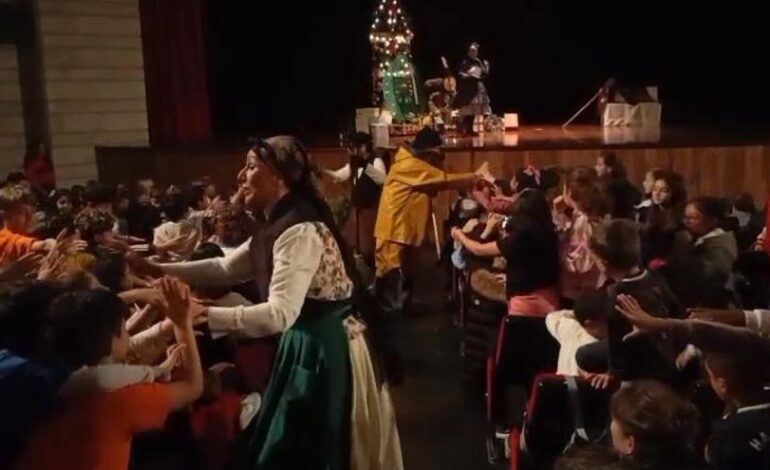 Avilés concentra gritos de ilusión infantil para el Anguleru. así fue la gran Folixa de la Navidá