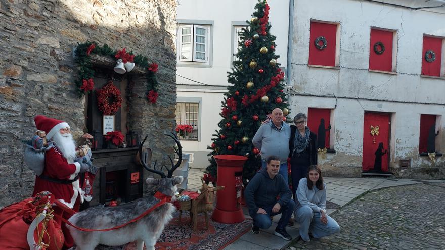 Los Amigos del Árbol transforman Castropol en un pequeño cuento de Navidad