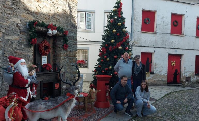 Los Amigos del Árbol han convertido el centro de Castropol en un auténtico cuento navideño