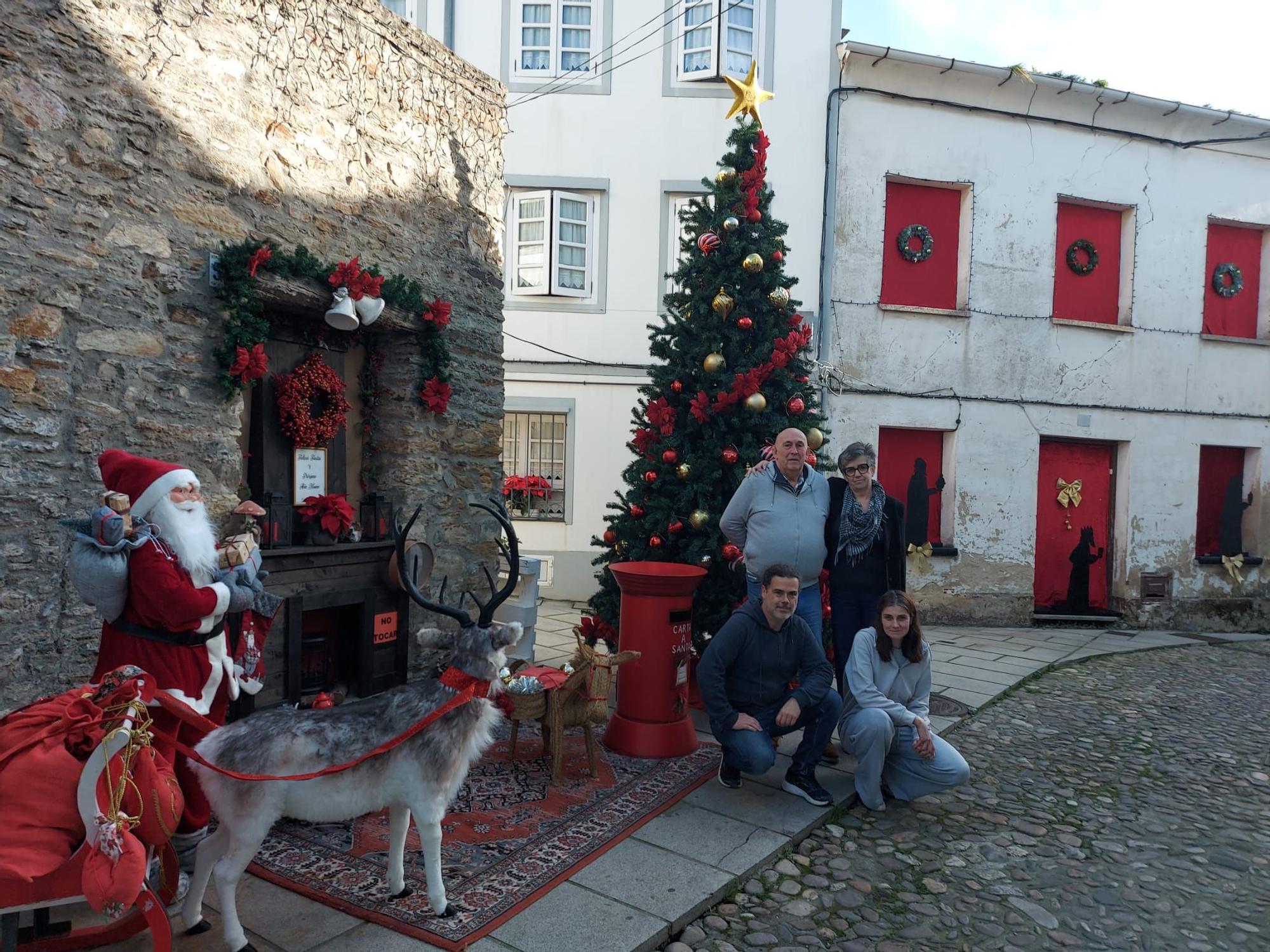 En imágenes: Los Amigos del Árbol transforman Castropol en un pequeño cuento navideño