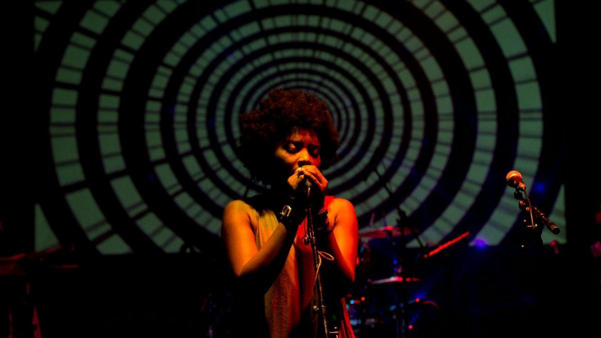 Las letras de las canciones son cada vez más simples y negativas desde 1973, según un estudio