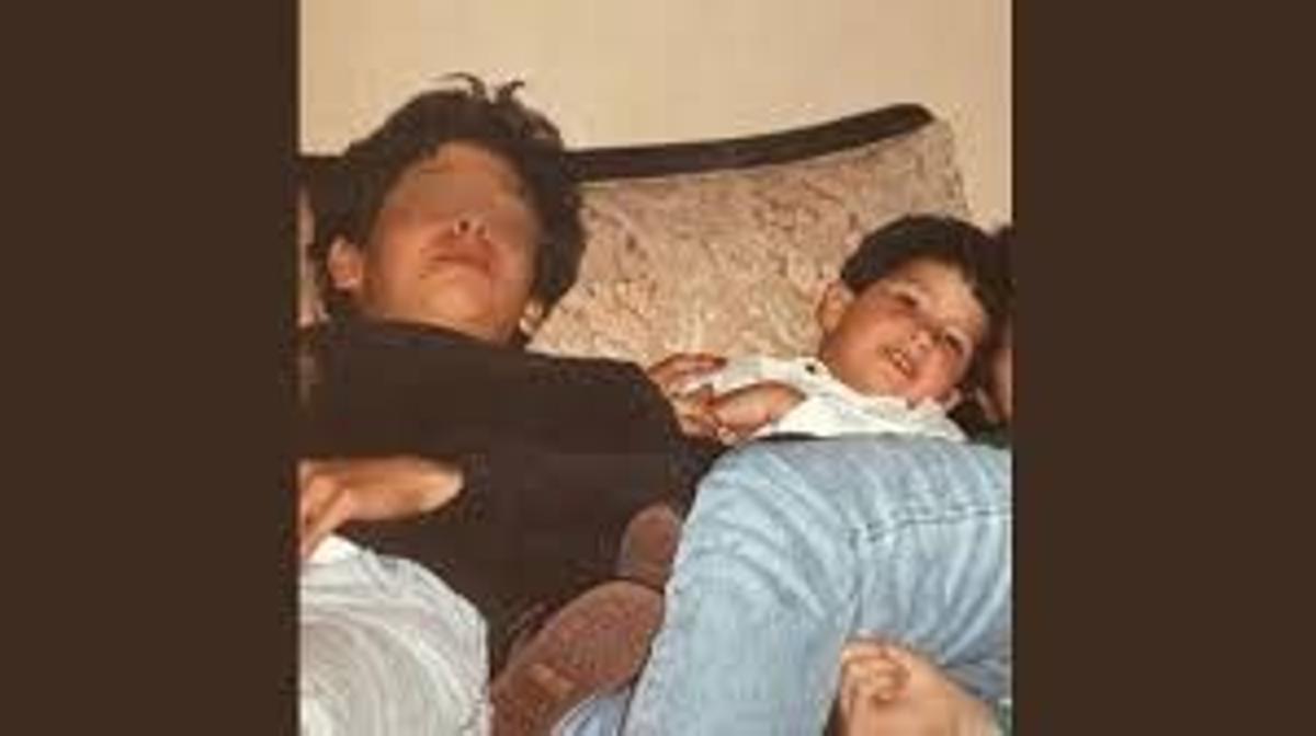 La víctima, de niño, en imagen familiar con su agresor.