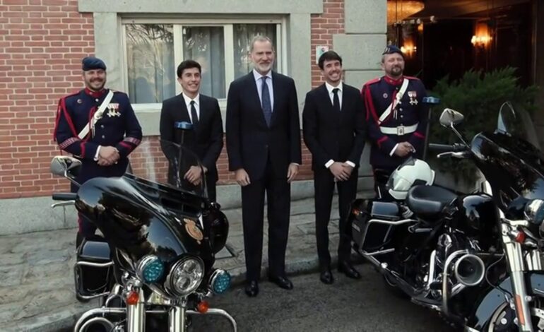 La broma de Marc y Álex Márquez junto a Felipe VI con los motoristas de la Guardia Real: «¡Buen cacharro!»