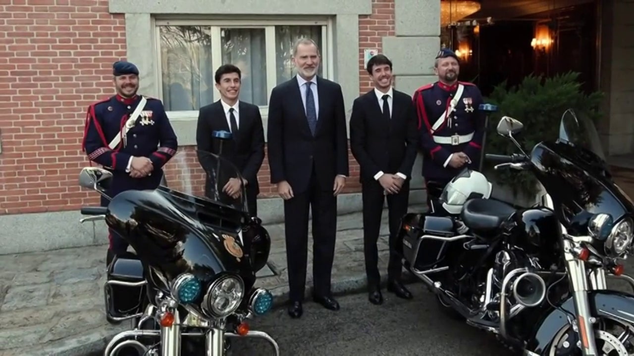 La broma de Marc y Álex Márquez junto a Felipe VI con los motoristas de la Guardia Real: «¡Buen cacharro!»