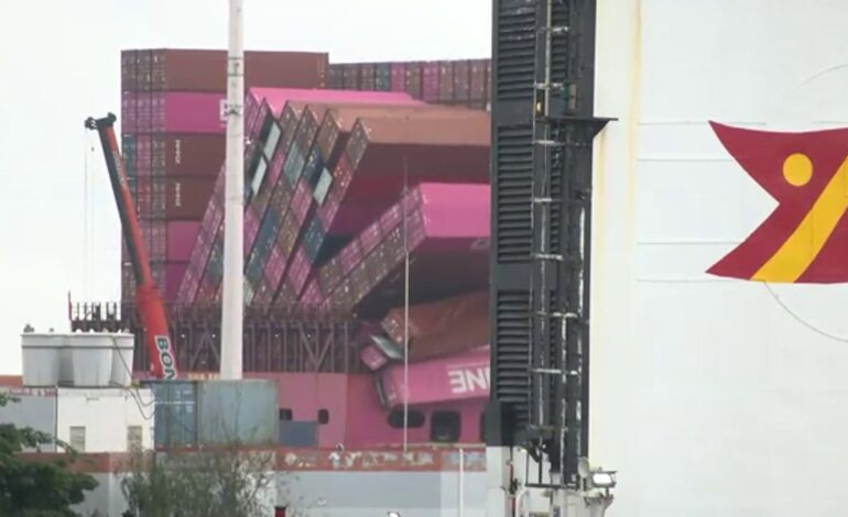 Un buque pierde parte de la carga al sufrir un golpe de mar cerca de las costas canarias