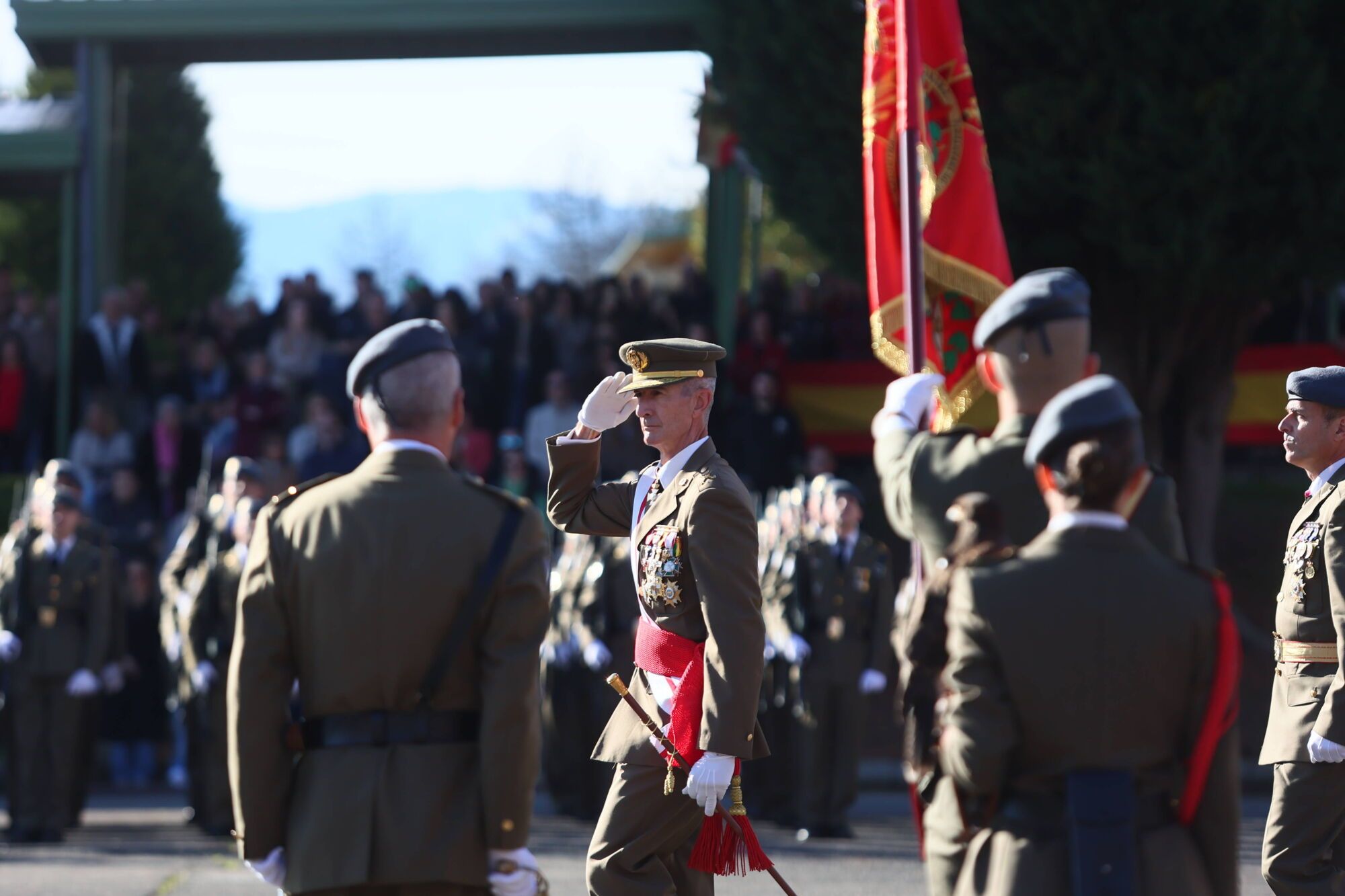 EN IMÁGENES: El acuartelamiento "Cabo Noval" se vistió esta mañana de gala para celebrar el día de la Inmaculada