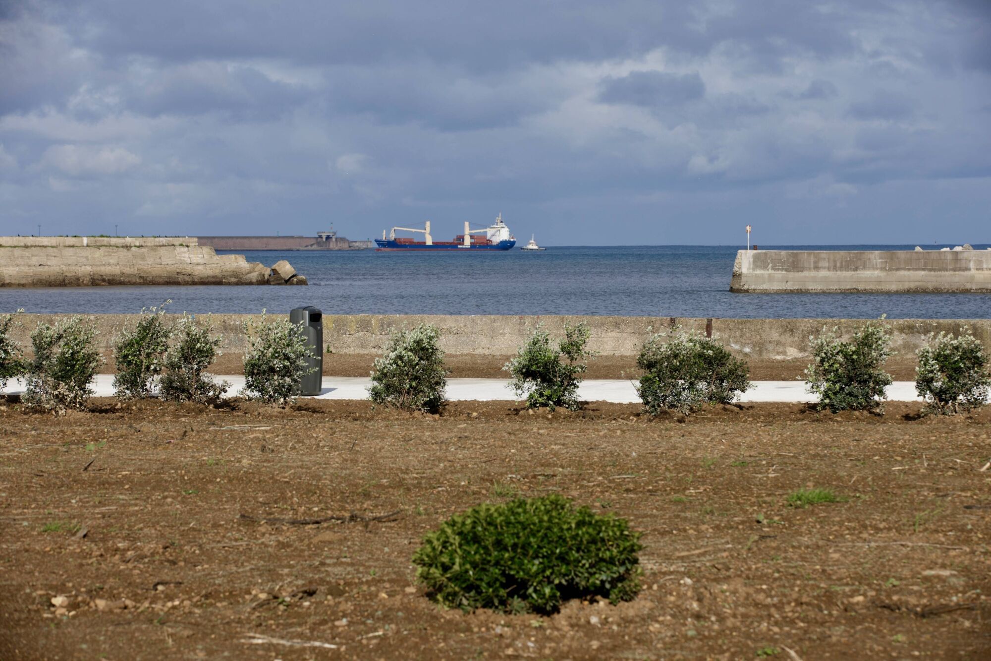 GIJÓN. La alcaldesa, Carmen Moriyón, y el concejal de Infraestructura Urbana y Rural, Gilberto Villoria, visitan el paseo Naval Azul.