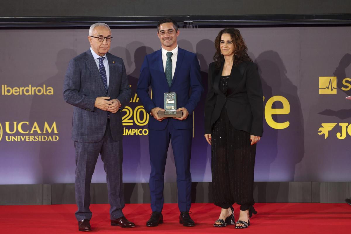 El patinador artístico Javier Fernández (c) recibe el "Premio pionero" junto al presidente del COE, Alejandro Blanco (i), durante la Gala del Comité Olímpico Español, este miércoles en Madrid. EFE/ Víctor Lerena