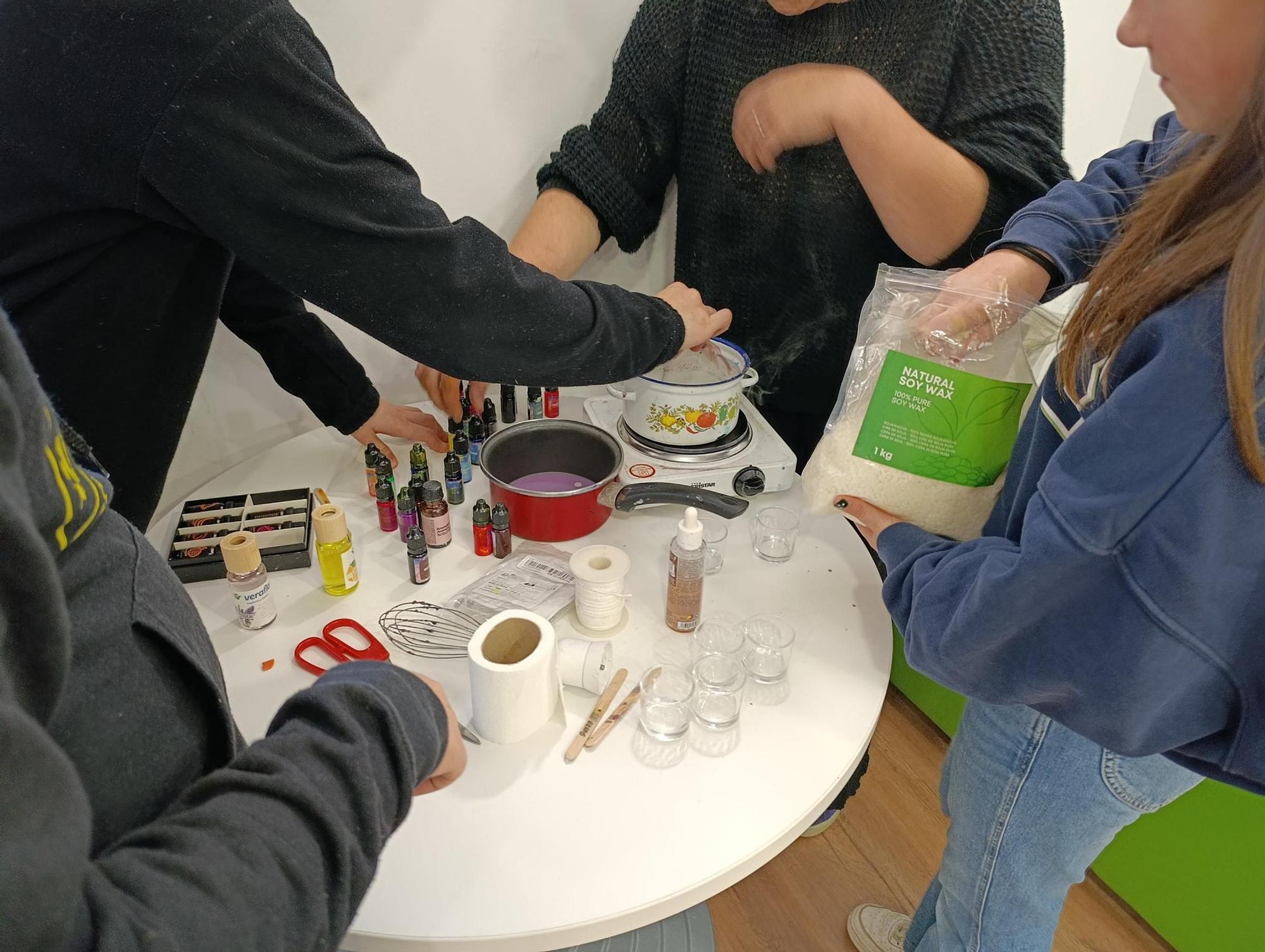 Velas aromáticas y adornos de resina en Soto de Llanera para Navidad