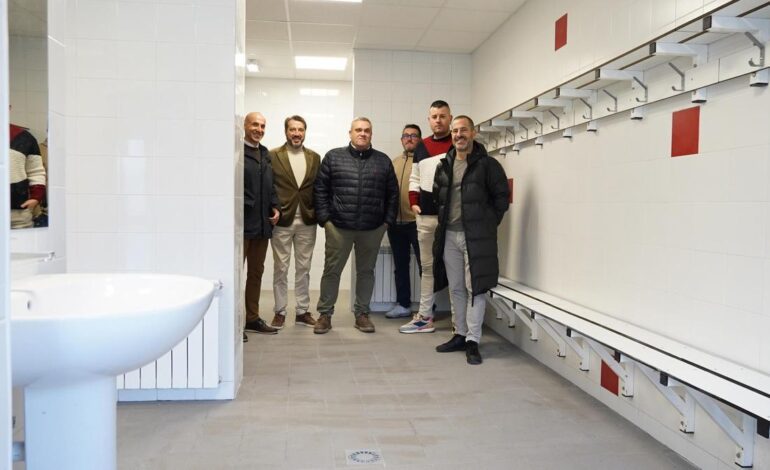 El campo de El Bayu tiene vestuarios nuevos, tras finalizar las obras de renovación integral a cargo del Ayuntamiento de Siero