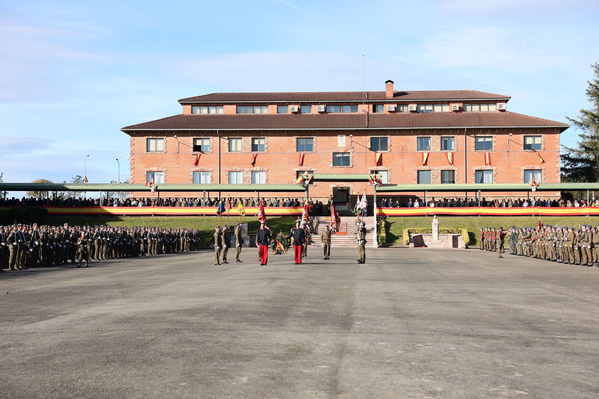 EN IMÁGENES: El acuartelamiento "Cabo Noval" se vistió esta mañana de gala para celebrar el día de la Inmaculada