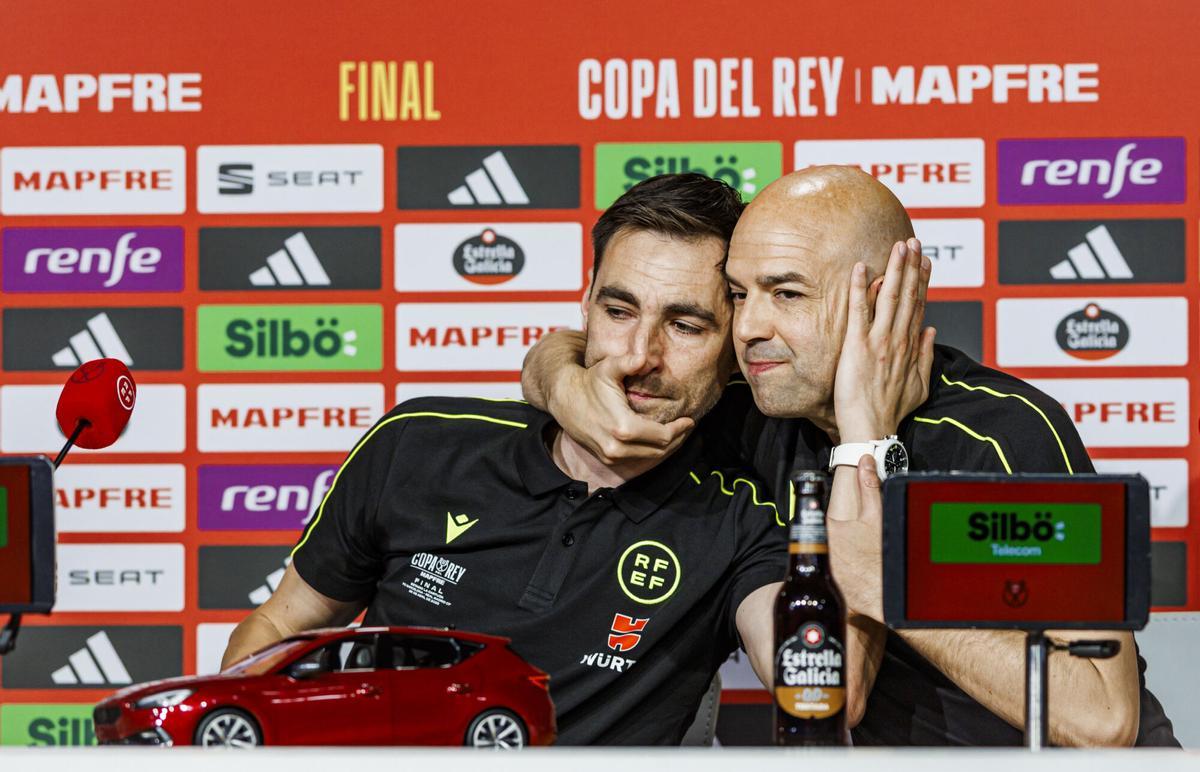 Rueda de prensa de los árbitros de la final de Copa del Rey Ricardo de Burgos Bengoetxea y Pablo González Fuertes en el Estadio de la Cartuja de Sevilla.