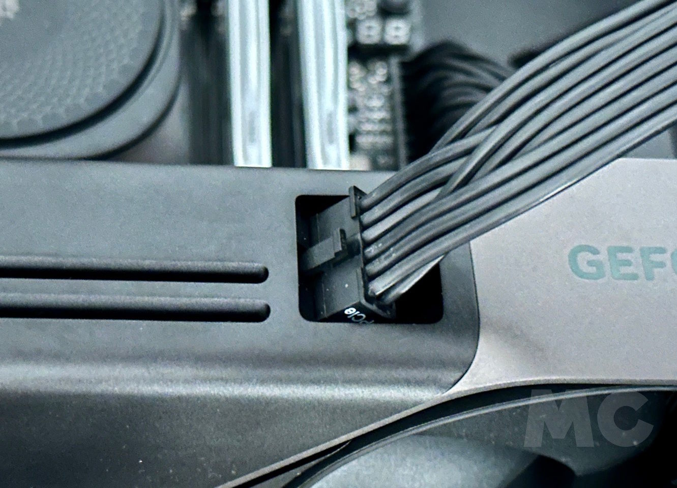 Cable de 16 pines conectado de forma segura a GeForce RTX 5090