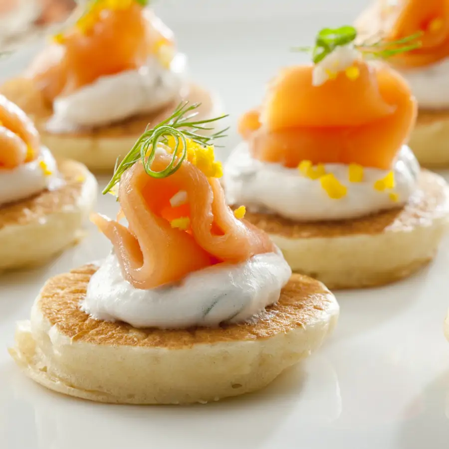 Canapés Philadelphia de salmón ahumado y queso