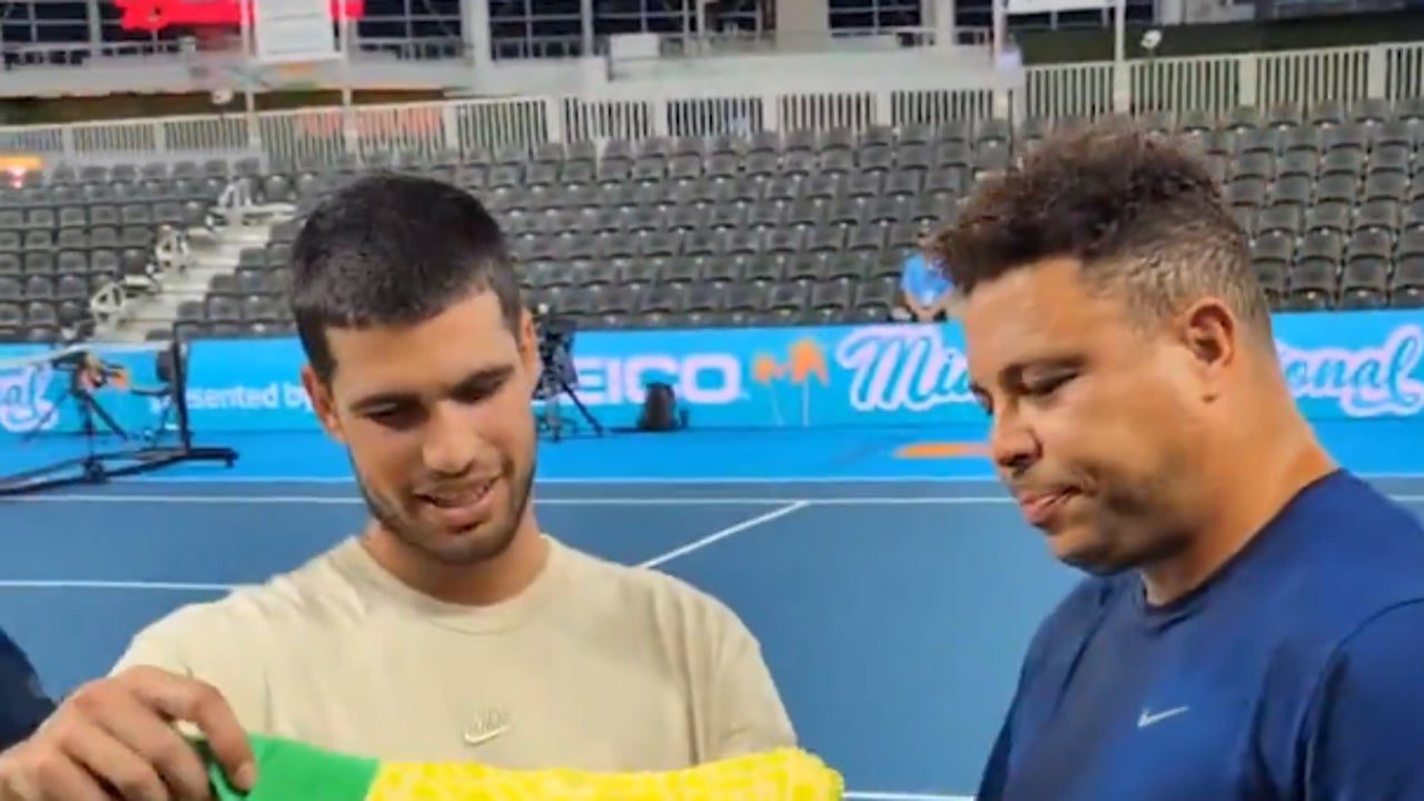 Carlos Alcaraz y Ronaldo Nazario se divierten peloteando en Miami