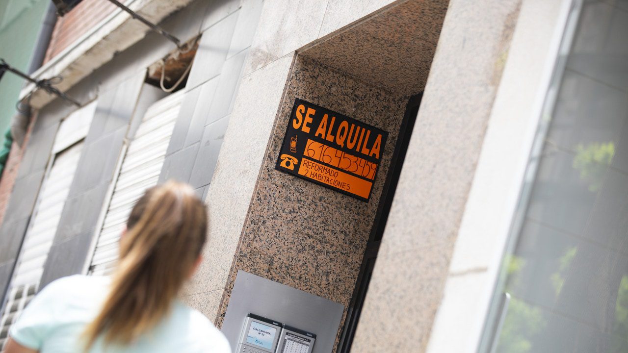 Casi un millón de inquilinos, pendientes de si su alquiler se congela o sufre una brusca subida