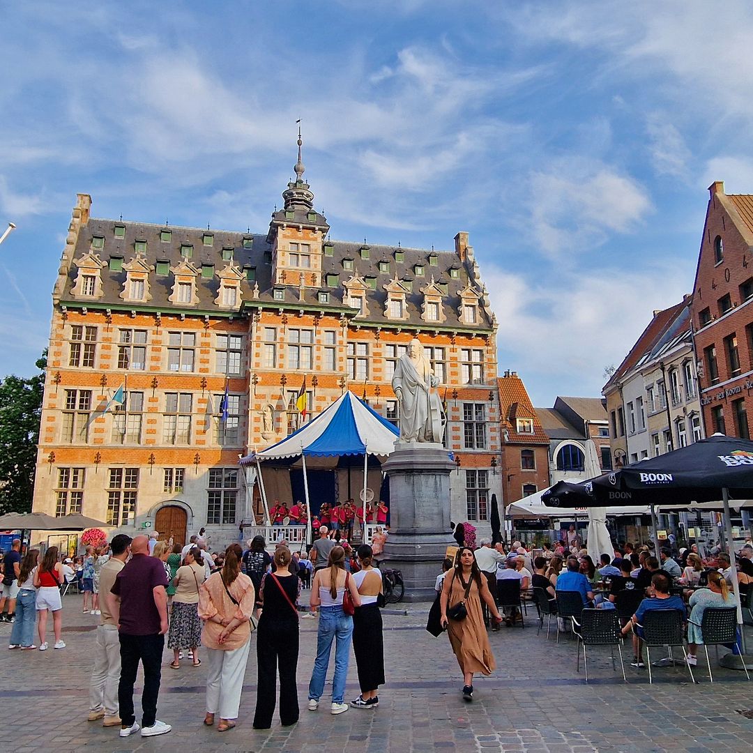 Ayuntamiento en el Grote Markt en Halle, Bélgica