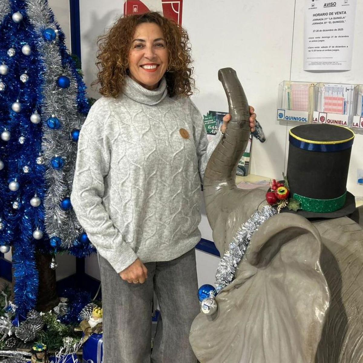 Begoña Gestera, frente al establecimiento donde vende lotería en la localidad de Bustio (Ribadedeva).