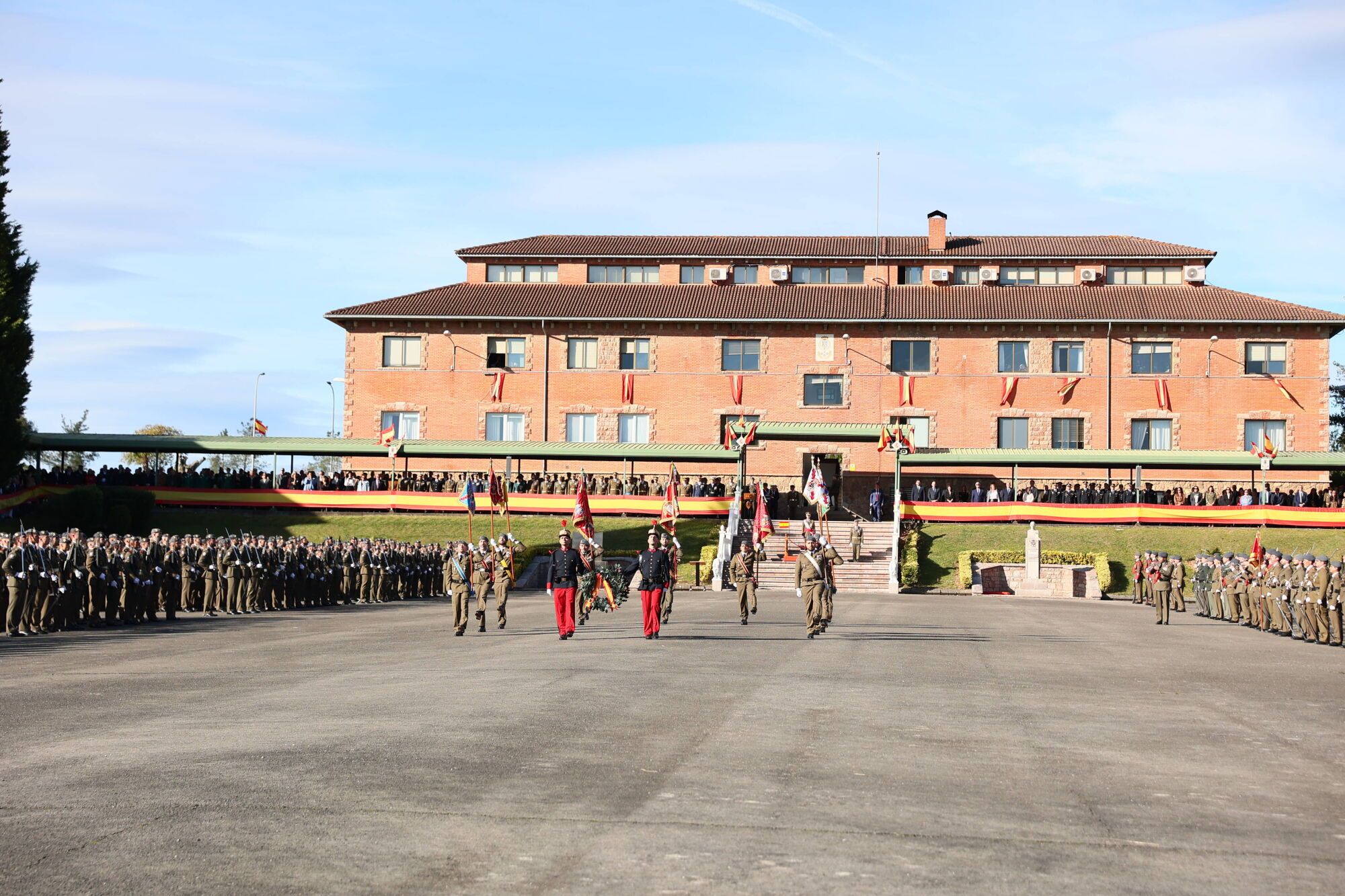 EN IMÁGENES: El acuartelamiento "Cabo Noval" se vistió esta mañana de gala para celebrar el día de la Inmaculada