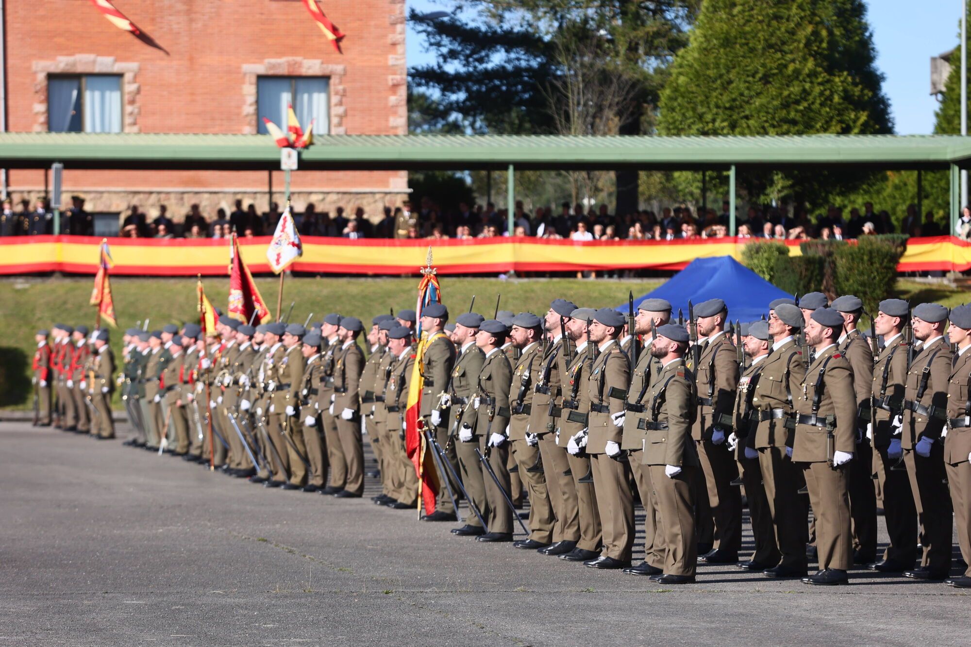 EN IMÁGENES: El acuartelamiento "Cabo Noval" se vistió esta mañana de gala para celebrar el día de la Inmaculada