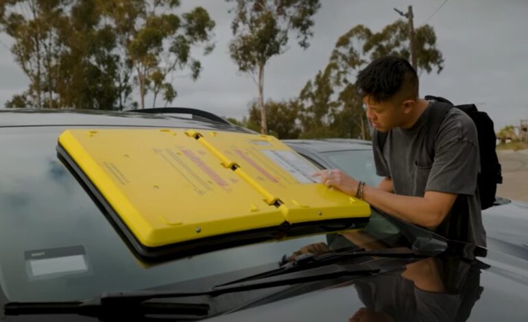 ¿Qué es y para qué sirve este plástico amarillo que ha aparecido en el parabrisas de algún coche?