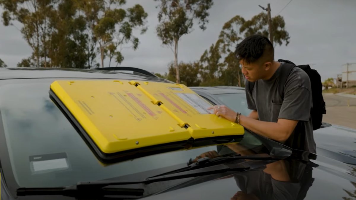 ¿Qué es y para qué sirve este plástico amarillo que ha aparecido en el parabrisas de algún coche?